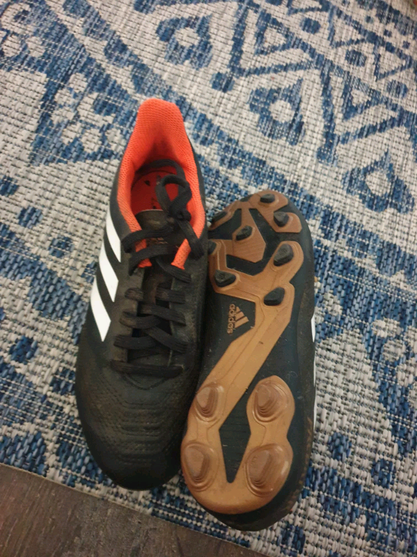 predator football boots size 2
